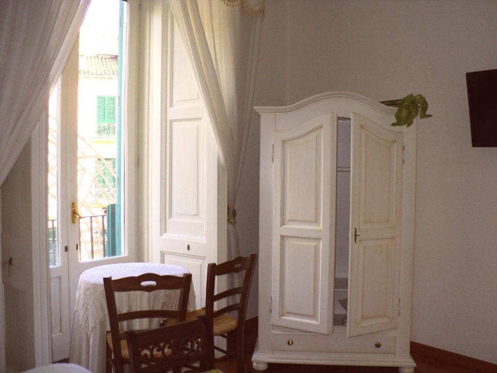 לינה וארוחת בוקר מאיורי Casa Mariannina חדר תמונה
